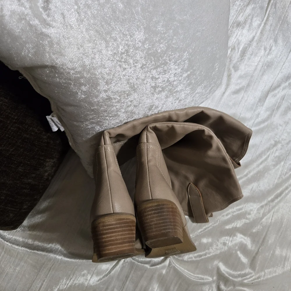 Women's Tan Knee-High Boots By Oasis Society Size 8 EUC